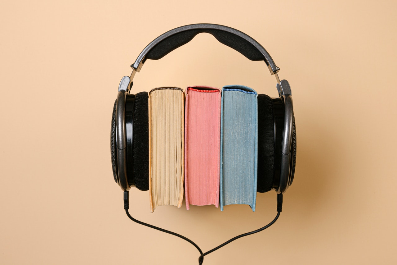 sách và tai nghe