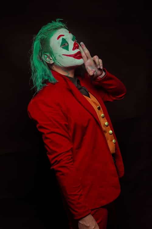 Hình Joker trong bộ đồ màu đỏ