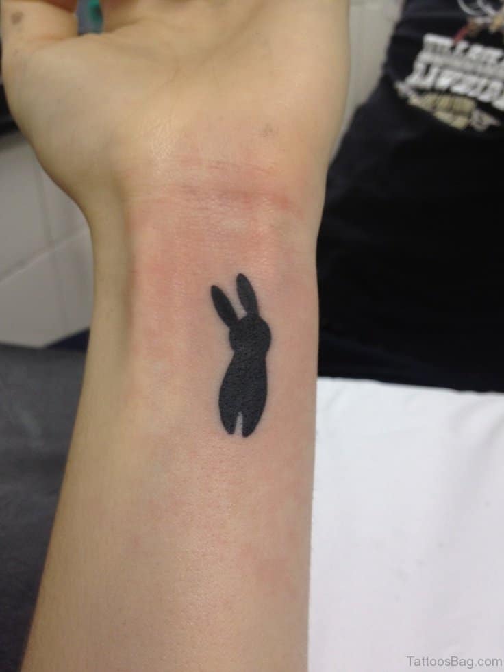 Hình tattoo thỏ đen xinh ở cổ tay