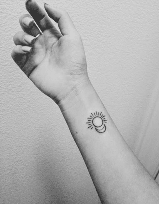 Hình xăm mặt trời và mặt trăng đơn giản trên tay