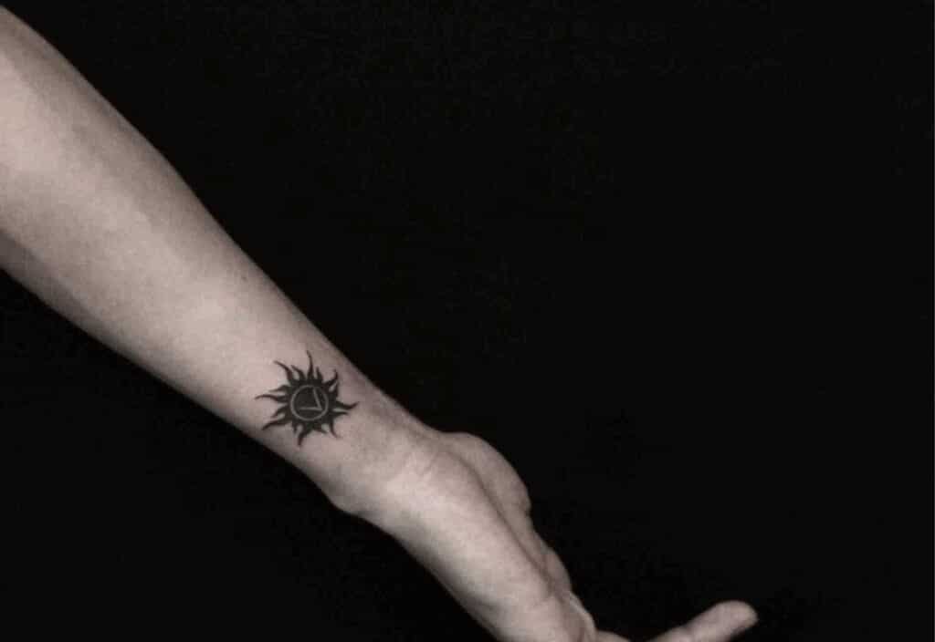 Kiểu tattoo mặt trời nhỏ ở cổ tay cá tính