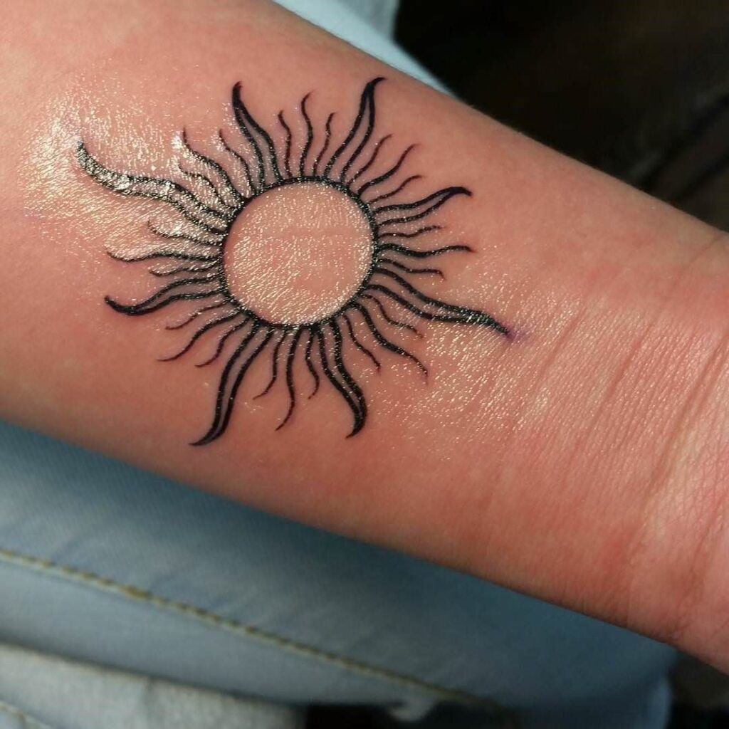 Mẫu tattoo mặt trời đơn giản và cuốn hút