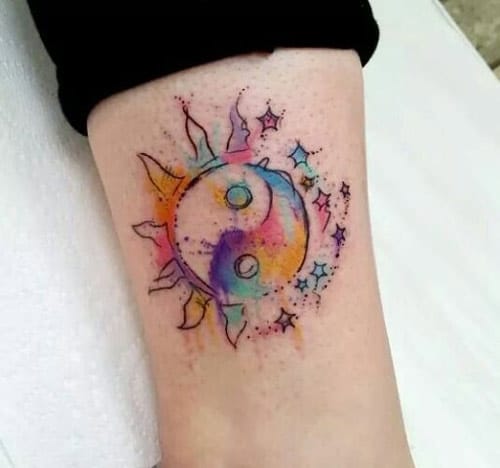 Mẫu tattoo mặt trời ngọt ngào với nhiều màu sắc pha trộn vào nhau
