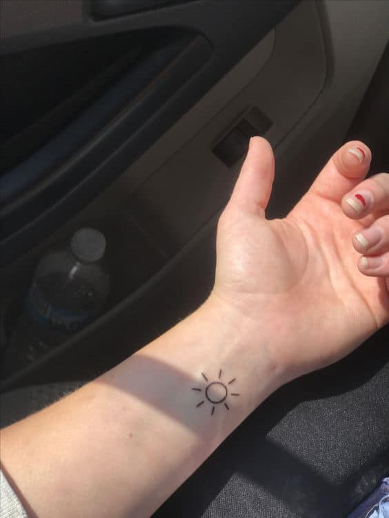 Mẫu xăm mặt trời nhỏ ở cổ tay đơn giản và nhẹ nhàng
