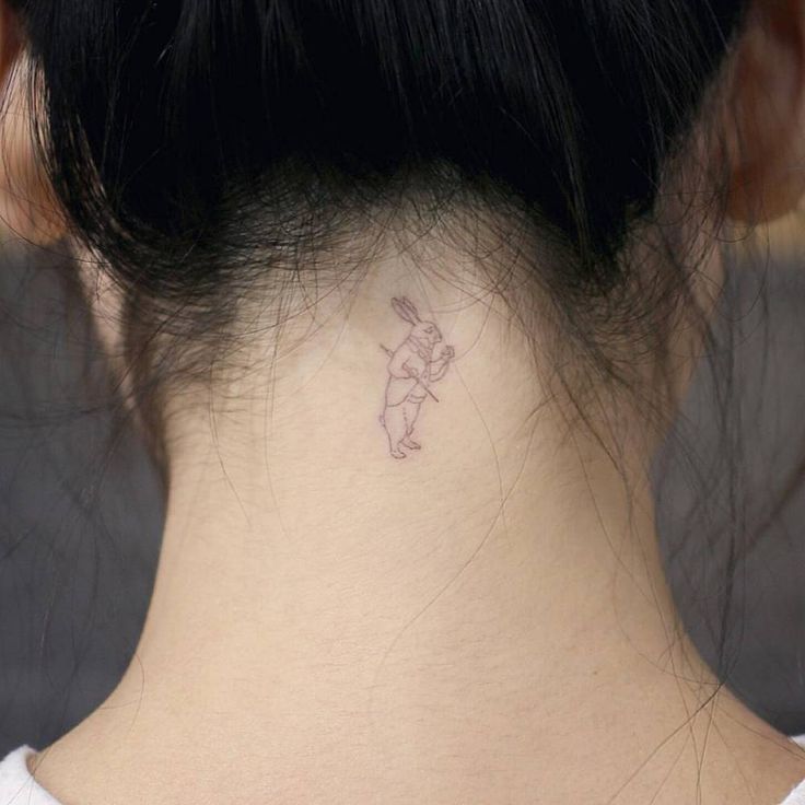 Tattoo chú thỏ nhỏ nhắn ở cổ