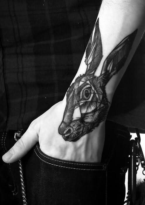 Tattoo con thỏ đen trên tay độc đáo