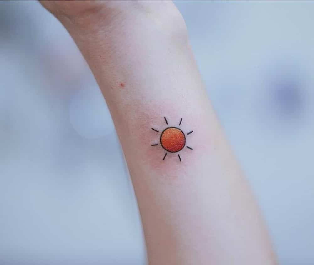 Tattoo mặt trời có màu đơn giản và đáng yêu hết nấc