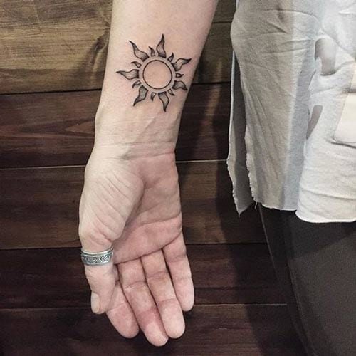 Tattoo mặt trời đen trắng đơn giản và nhẹ nhàng