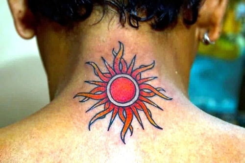 Tattoo mặt trời đỏ ở sau gáy