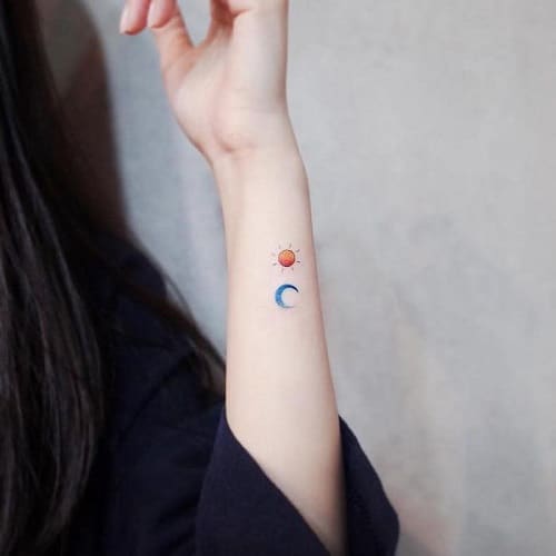 Tattoo mặt trời và mặt trăng nhỏ ở cổ tay cho phái đẹp
