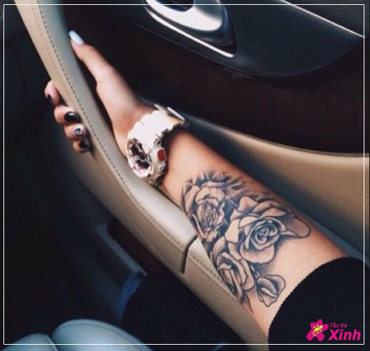 Tattoo hoa hồng ở cánh tay