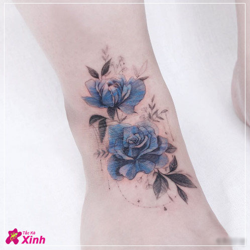 hình xăm hoa hồng xanh mini ở chân