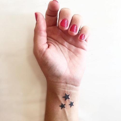 hình xăm ngôi sao nhỏ ở cổ tay