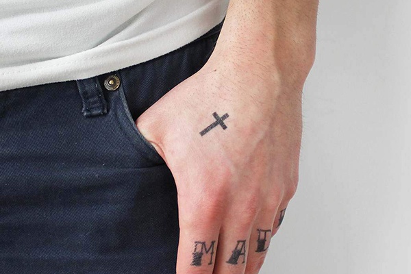 mini cross tattoo ý nghĩa